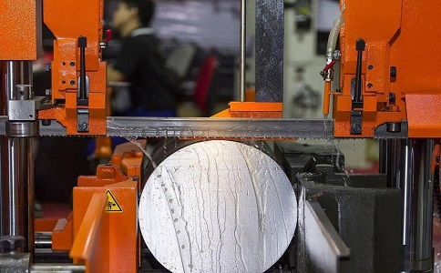 九湖镇立式金属带锯床切削出现跑带故障解决方法！